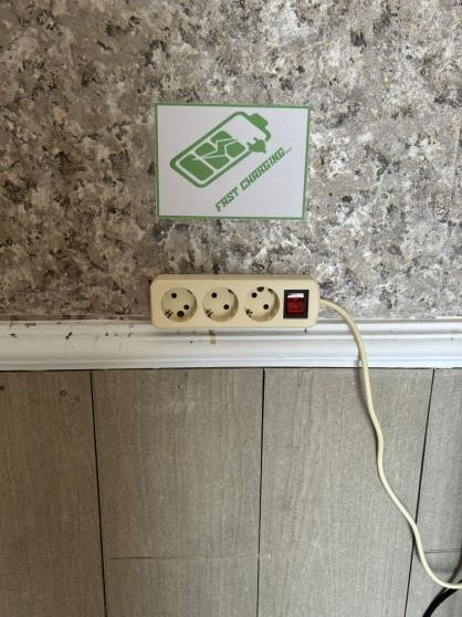 Pengisi Daya & WiFi